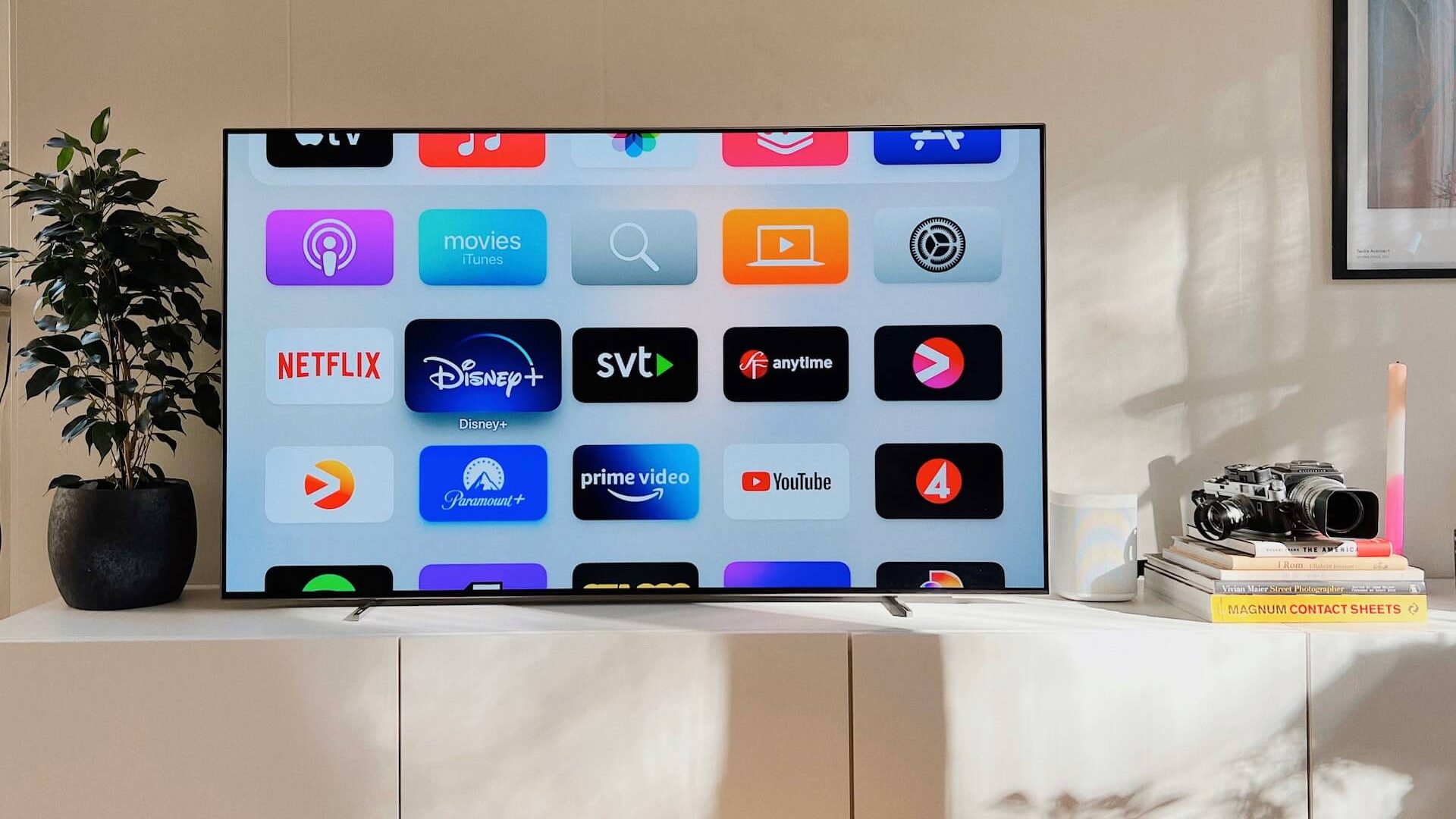 Ein Fernsehbildschirm, auf dem verschiedene Symbole von Streaming-Diensten angezeigt werden, die eine Auswahl an Unterhaltungsmöglichkeiten bieten.